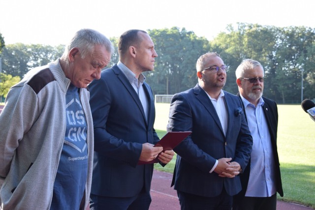 Władze Zduńskiej Woli nie dbają o sport i przeznaczają na niego za mało funduszy przez co kolejne kluby sportowe w mieście zamykają się lub spadają do niższych lig. Takiego zdania są radni miejscy i powiatowi Prawa i Sprawiedliwości w Zduńskiej Woli.