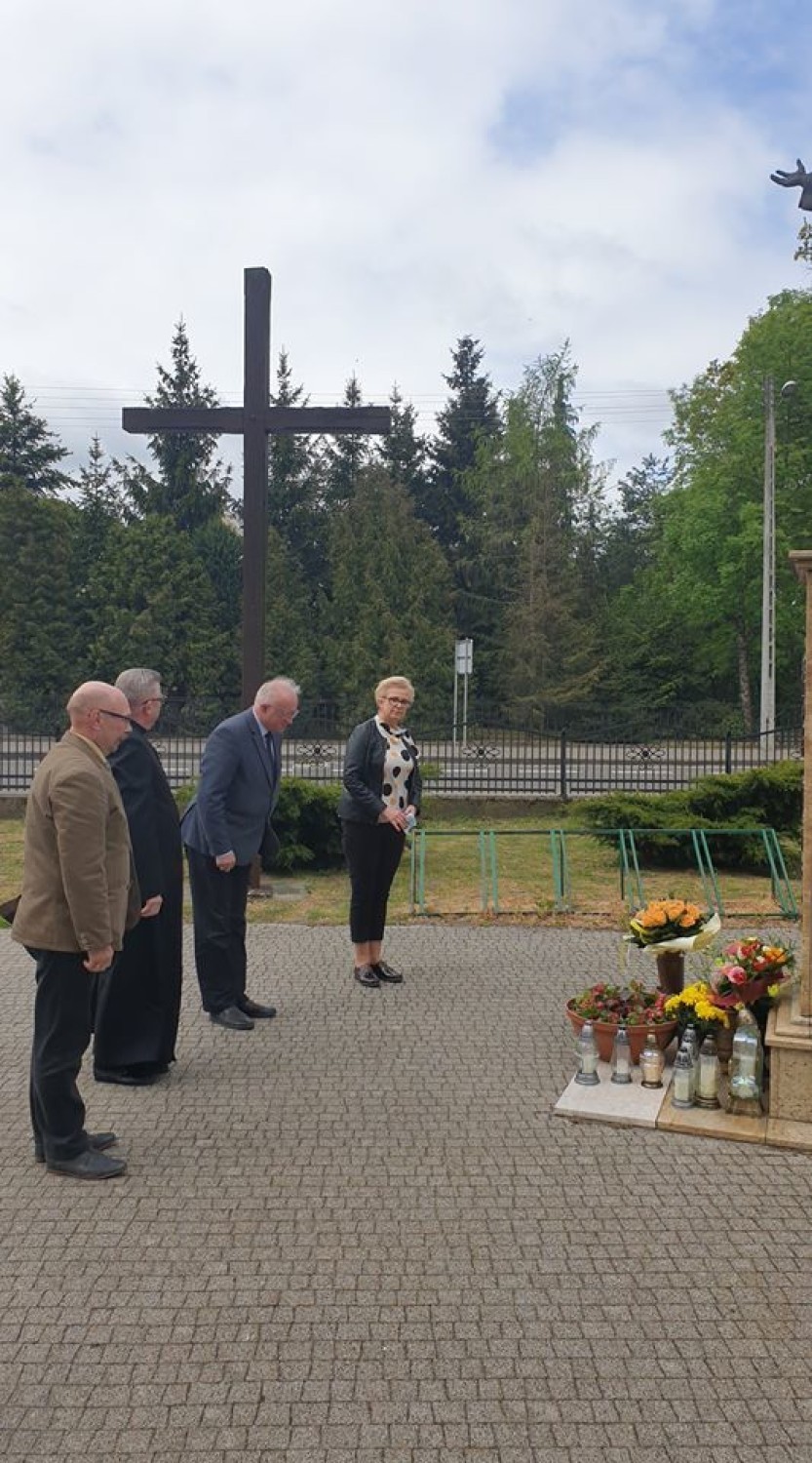 Złożyli kwiaty pod pomnikiem Jana Pawła II w Gołańczy. Nie mieli maseczek