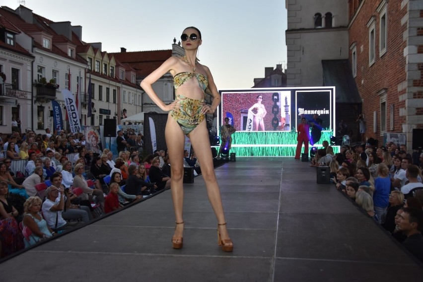 Pokaz mody "Sandomierz Fashion Street" w ramach Nadsańskiego Fashion Week