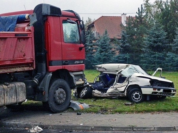 Trzy kobiety i dziecko jechały volkswagenem golfem ulicą Żeromskiego w kierunku centrum Tuszyna. Do wypadku doszło około 7:50. Na skrzyżowaniu z Wysoką w bok volkswagena golfa uderzył ciężarowy mercedes. Policjanci ustalili, że ciężarówka wyjechała z drogi podporządkowanej, a jej kierowca nie ustąpił nie ustąpił pierwszeństwa. Policja podaje, że 31-letni kierowca ciężarówki był trzeźwy.

W wypadku zginęła 32-letnia kobieta, która siedziała z tyłu, obok fotelika z dzieckiem. Ratownicy blisko godzinę reanimowali ranną, jednak bezskutecznie. Pozostałe dwie ranne kobiety przewieziono do szpitala w Pabianicach, a dziecko trafiło do Centrum Zdrowia Matki Polki w Łodzi. 

Zobacz więcej na ten temat:
- Kobieta zginęła, 2 inne i dziecko ranne [ZDJĘCIA+FILM]
- Śmiertelny wypadek w Tuszynie. 32-letnia kobieta nie żyje!
 [zdjęcia]