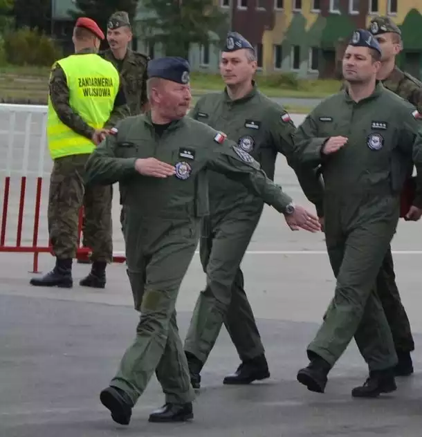 Ppłk pil. Leszek Błach - tu jako dowódca PKW Orlik powracającego z Litwy.