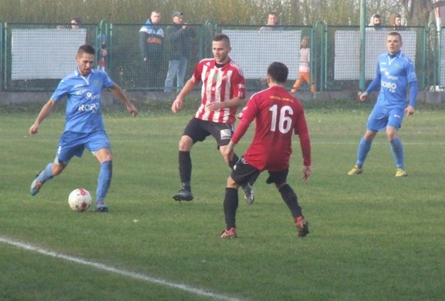 W Andrychowie, w zaległym meczu III ligi piłkarskiej w grupie małopolsko-świętokrzyskiej, miejscowy Beskid (pasiaste stroje), pokonał Hutnika Nowa Huta 3:1.