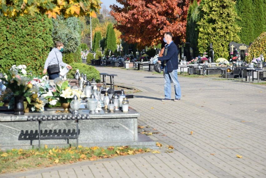 Wielkie porządkowanie cmentarzy w Skierniewicach. Już robi się tłoczno [ZDJĘCIA]