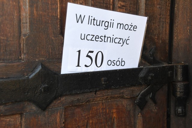 Od soboty 7 listopada obowiązuje zmniejszona liczba wiernych w kościołach - podczas mszy świętej nie może być więcej niż 1 osoba na 15 m kwadratowych. W niedzielę, 8 listopada sprawdziliśmy, jak była sytuacja w kieleckich kościołach. Byliśmy w kościołach pod wezwaniem świętego Wojciecha, Podwyższenia Krzyża Świętego, świętego Franciszka z Asyżu i bazylice katedralnej. Parafie wywiesiły przy wejściu informacje o liczbie osób, które mogą uczestniczyć w nabożeństwie. 

Na kolejnych slajdach zobaczcie jak wyglądały niedzielne msze święte w kieleckich kościołach.
