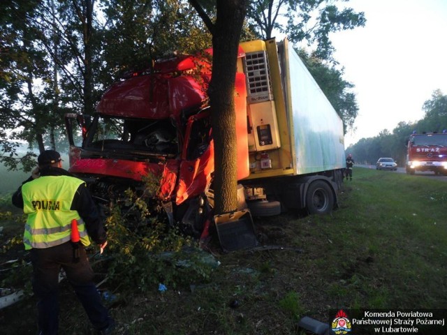 Wola Lisowska: Kierowca ciężarówki prawdopodobnie zasnął i wjechał w drzewo.