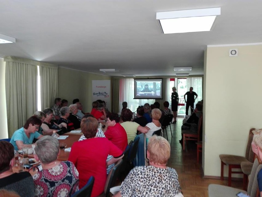 Jarocińscy policjanci, w ramach programu "Bezpieczny senior", spotkali się z emerytami i rencistami z gminy Żerków