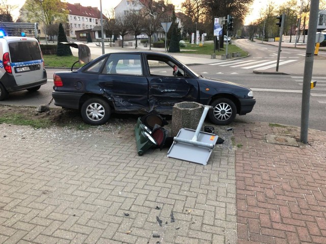 Opel z mocno rozbitym bokiem i mitsubishi z roztrzaskanym przodem - to efekt zderzenia, do którego doszło w sobotę, 5 kwietnia, w centrum Kostrzyna nad Odrą.

To kolizja, o której powiadomili nas Czytelnicy. Doszło do niej w sobotę, około godziny piątej rano. Na skrzyżowaniu ulic Sikorskiego, Piastowskiej i Kopernika zderzyły się dwa samochody osobowe. - Ze wstępnych ustaleń policji wynika, że mitsubishi wjechało w bok opla - mówi Grzegorz Jaroszewicz z zespołu prasowego Komendy Wojewódzkiej Policji w Gorzowie Wlkp. Siła uderzenia była na tyle mocna, że opla odrzuciło i pojazd z impetem skosił sygnalizację świetlną.

Na razie nie wiadomo, czy w chwili zderzenia działała sygnalizacja świetlna i kto w związku z tym jest sprawcą kolizji. - Najważniejsze, że w zderzeniu nikt nie ucierpiał - mówi G. Jaroszewicz.

Czytaj więcej o Kostrzynie nad Odrą:  Kostrzyn nad Odrą - informacje, wydarzenia, artykuły

Zobacz też wideo: Pijany Romeo i Julia na rowerach w gminie Drezdenko. On miał 1,5, ona 4 promile


