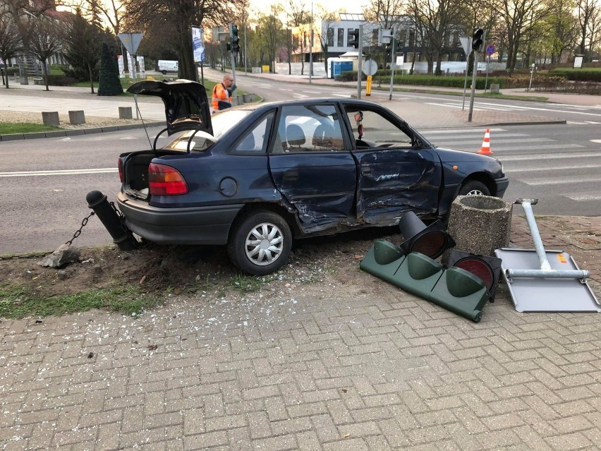 Opel z mocno rozbitym bokiem i mitsubishi z roztrzaskanym...