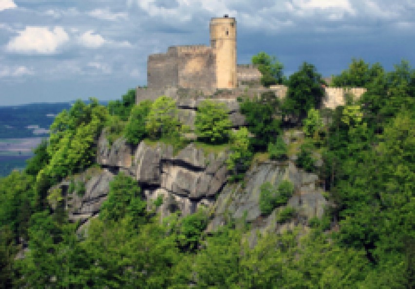 Położony w Sobieszowie zamek od lat przyciąga turystów....