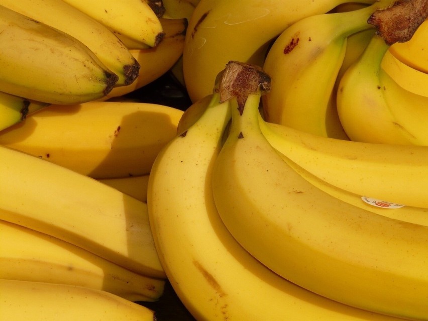 Skórkę banana można wykorzystać m.in. do pielęgnacji skóry i...