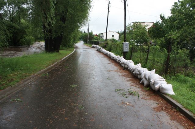 Woda opada. Zobacz jak walczono z rzeką