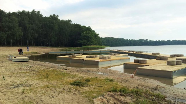 Jezioro Mierzyńskie pięknieje? Rozpoczęto montaż nowych pomostów (13.06.2016)