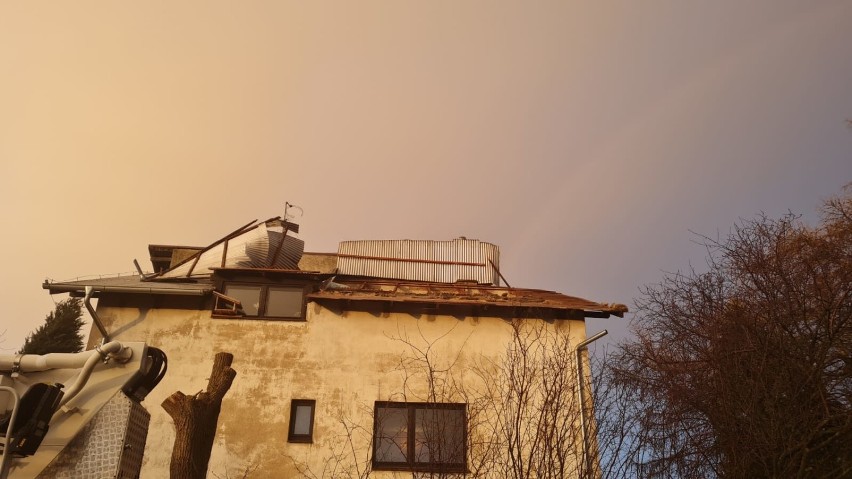Silny podmuch wiatru zerwał dach z domu w Kawczynie