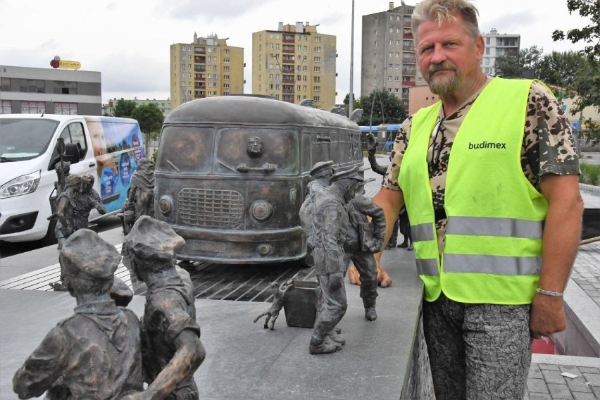 Rzeźbę będącą ozdobą nowej fontanny przed wyremontowanym,...