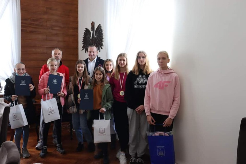Kobylin: Spotkanie młodych sportsmenek u burmistrza