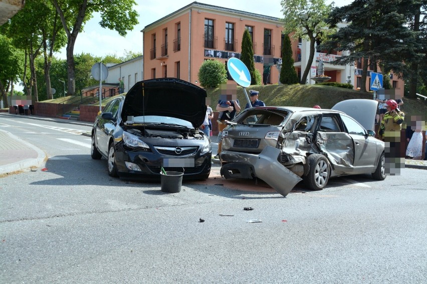 Zderzenie dwóch samochodów osobowych i ciężarowego na...