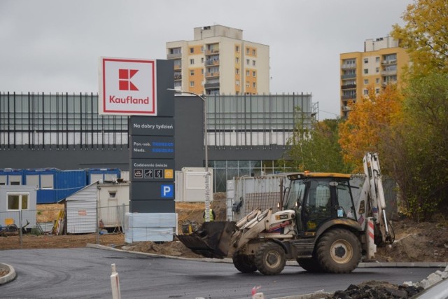 Kompleks handlowy na terenie po byłej Estradzie w Zielonej Górze oraz nowe rondo na skrzyżowaniu ulic Wrocławskiej i Sienkiewicza nabierają kształtów. Już wkrótce zielonogórzanie będą mogli zrobić tu zakupy.



Kilka tygodni temu na placu budowy pojawiły się duże szyldy sieci Kaufland. Teraz trwa wykańczanie wnętrz galerii oraz parkingu. Natomiast na ul. Wrocławskiej trwa budowa ronda, które ma usprawnić ruch po otwarciu centrum handlowego. Obecnie na jednej połowie ulicy kładziony jest już asfalt. Potem robotnicy rozpoczną budowę drugiej części ronda. 

Zobaczcie, jak dziś wygląda budowa i jak zmienia się ta okolica.
Przejdź do GALERII>>

Co powstanie na terenie po dawnej Estradzie?

Na terenie po byłej Estradzie powstanie duży kompleks handlowy składający się z trzech budynków. Jeden z nich zajmie duży sklep spożywczy Kaufalnd, a dwa pozostałe należeć będą do parku handlowego, w którym mają znaleźć się sklepy znanych i popularnych marek m.in. Maxi Zoo, Pepco, Rossmann czy Zyguła.

Nowe rondo na ul. Wrocławskiej w Zielonej Górze

U zbiegu ulic Wrocławskiej i Sienkiewicza powstaje nowe rondo. Prace związane rozpoczęły się 10 lipca. Koszt całości inwestycji oszacowano na ok. 45-48 mln zł.

Jeśli wszystko pójdzie zgodnie z planem to w listopadzie inwestycja powinna być już gotowa.