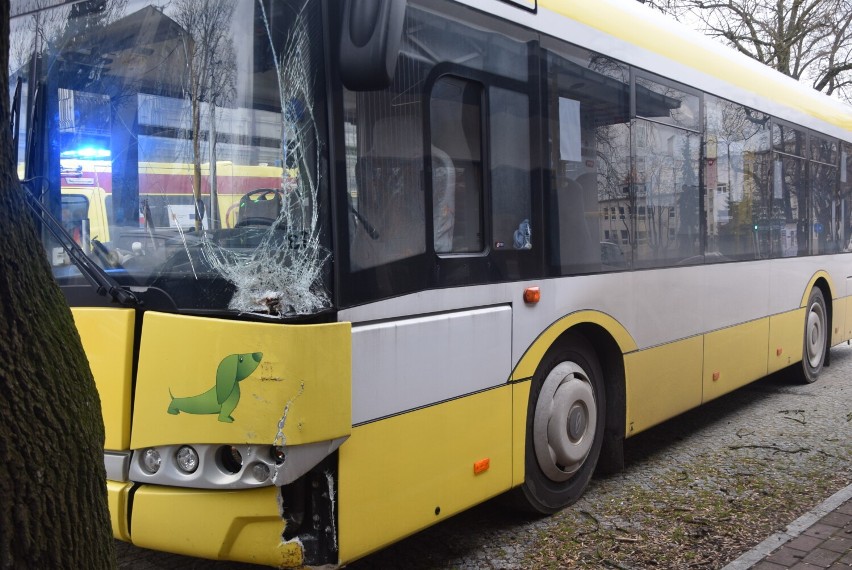 Autobus MPK Sieradz uderzył w drzewo na ulicy Kościuszki!...