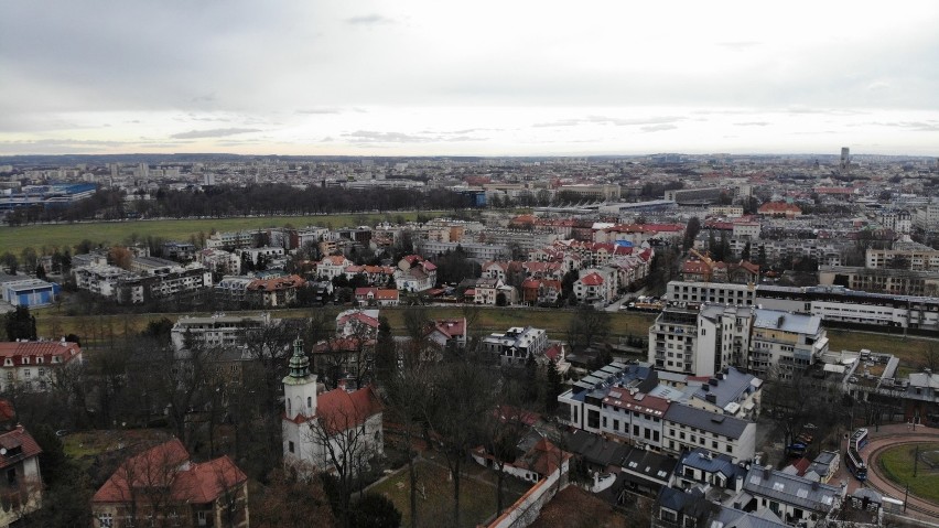 Wzgórze Świętej Bronisławy to zielone płuca Krakowa. Zobaczcie jaki widok rozpościera się ze wzniesienia [ZDJĘCIA Z DRONA]