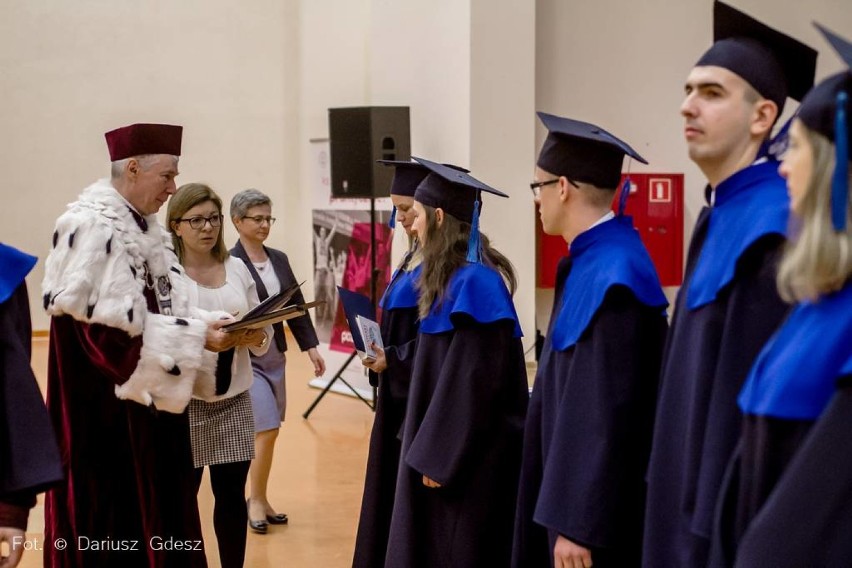 Wałbrzych: Absolwenci PWSZ otrzymali dyplomy [ZDJĘCIA]