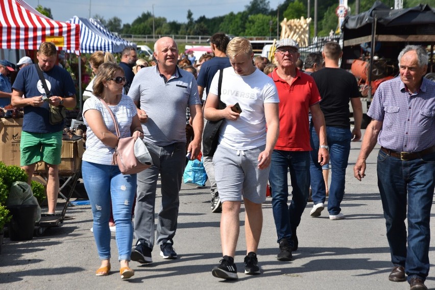 Dzięki słonecznej i ciepłej pogodzie, na targu w Sandomierzu...