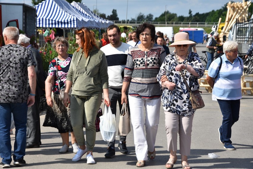 Dużo ludzi na giełdzie w Sandomierzu. Słoneczna pogoda zachęciła kupujących. Zobacz zdjęcia!
