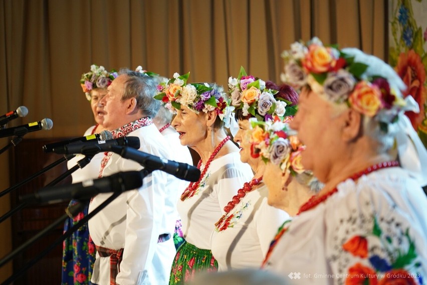 Jubileusz XX-lecia działalności artystycznej zespołu Chutar. Sala Gminnego Centrum Kultury w Gródku wypełniła się po brzegi. Zobacz zdjęcia