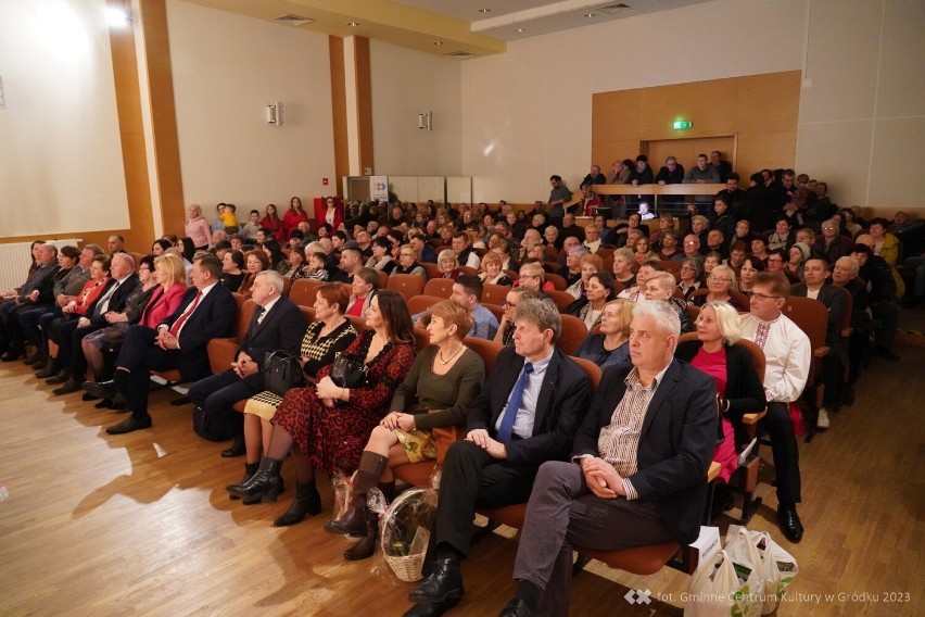 Jubileusz XX-lecia działalności artystycznej zespołu Chutar. Sala Gminnego Centrum Kultury w Gródku wypełniła się po brzegi. Zobacz zdjęcia