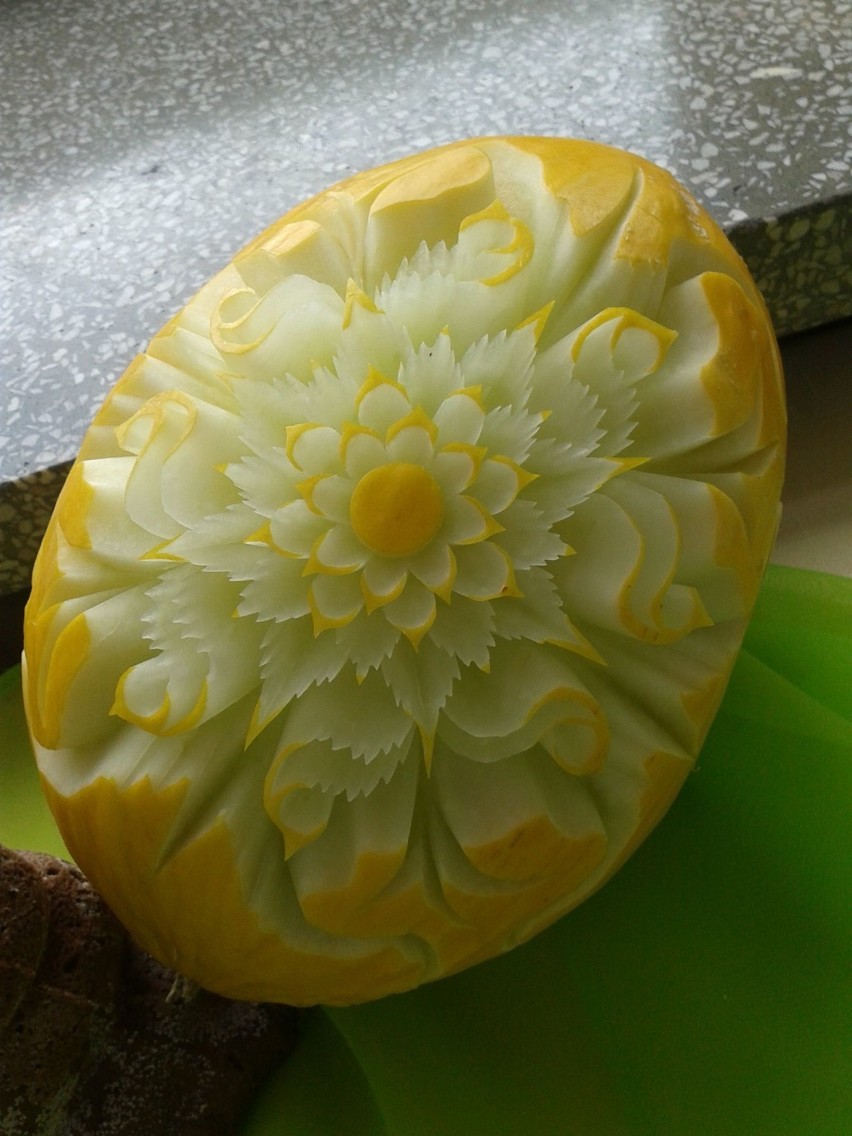 Carving jest sztuką rzeźbienia w owocach i warzywach....