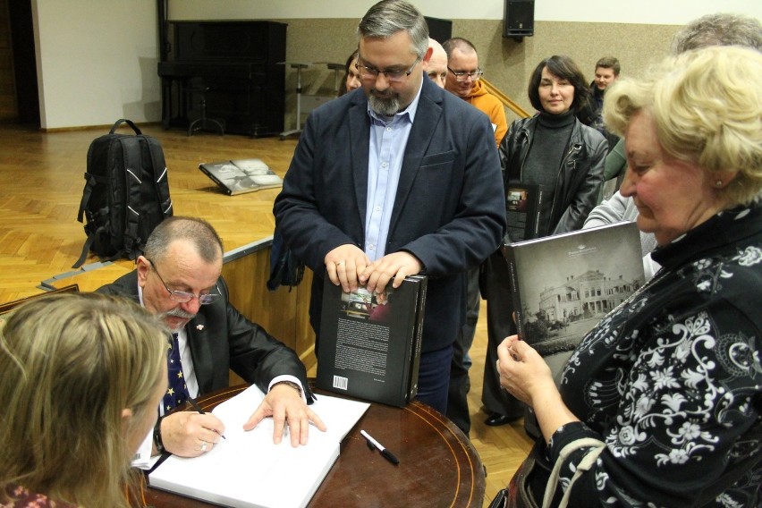 Pan Feliks podpisuje "Pluskowęsy z tamtych lat". Zdjęcie z...