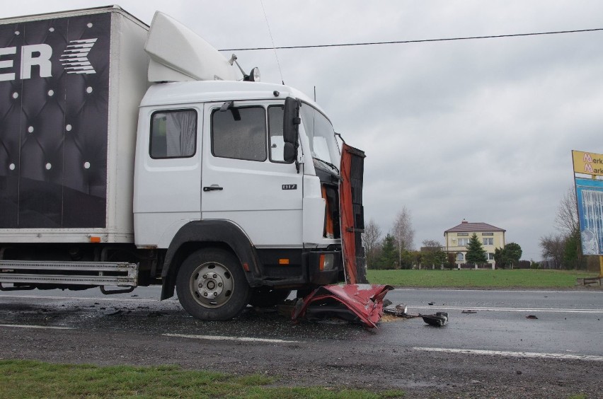 Wypadek w Łabuńkach: czołowe zderzenie opla z mercedesem