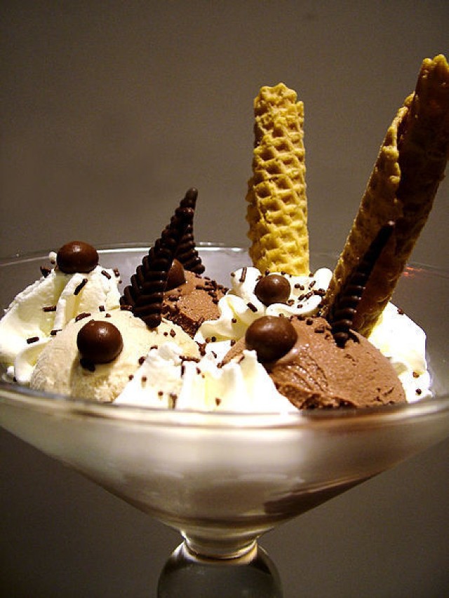 http://pl.wikipedia.org/w/index.php?title=Plik:Ice_Cream_dessert_01.jpg&filetimestamp=20050508185711