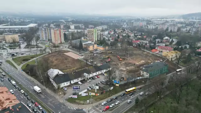 Na Wzgórzu Karscha w Kielcach rozpoczęły się prace przygotowawcze do budowy gigantycznego osiedla z mieszkaniami i lokalami usługowymi i biurowymi. 

Zobacz zdjęcia i wizualizacje