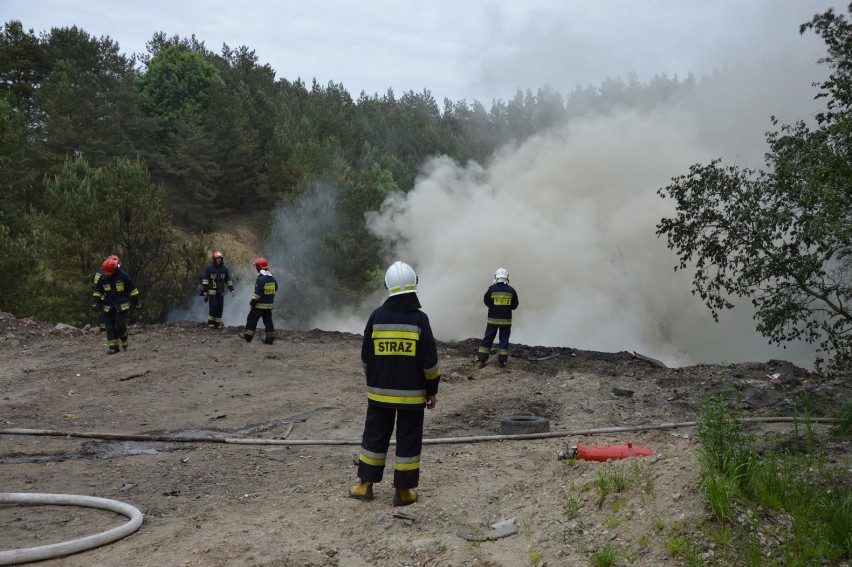 Ogromy pożar na dzikim składowisku opon w pobliżu Garczegorza