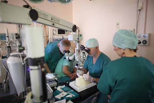 Prof. Zlatko Slezak (w środku) z poznańskimi okulistami przygotowuje sprzęt do jutrzejszej, pierwszej witrektomii