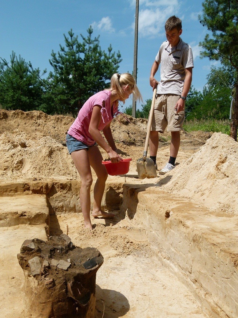 Tomaszów: Archeolodzy odkryli groby sprzed 1.800 lat w dzielnicy Brzustówka