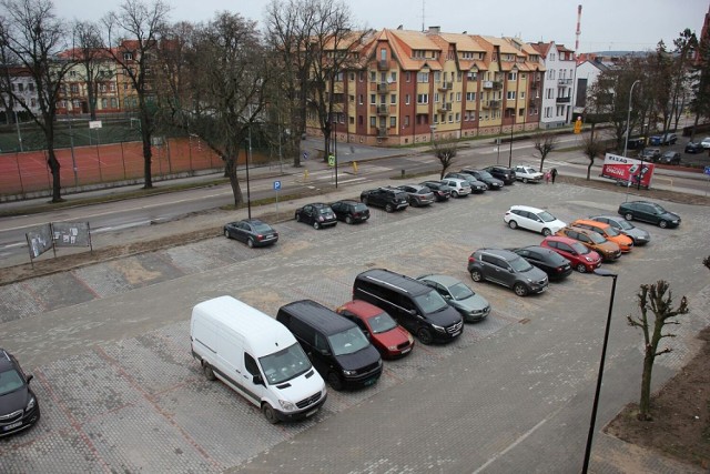 U zbiegu alei Wolności i ulicy Konopnickiej w Lęborku powstało 58 miejsc parkingowych, w tym 4 dla osób z niepełnosprawnościami, wybudowano chodnik, drogę dojazdową i oświetlenie.