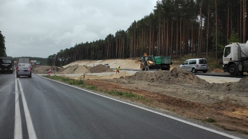 Obecnie drogowcy pracują na odcinkach od Tucholi do Bysławia...