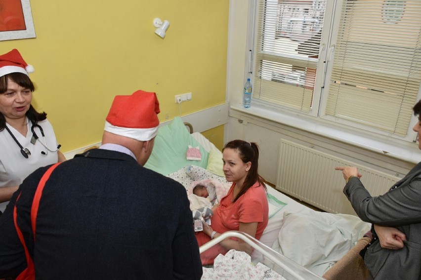 Starosta lęborski, zastępca burmistrza i dyrekcja szpitala w roli Mikołajów odwiedzili dzieci [ZDJĘCIA]