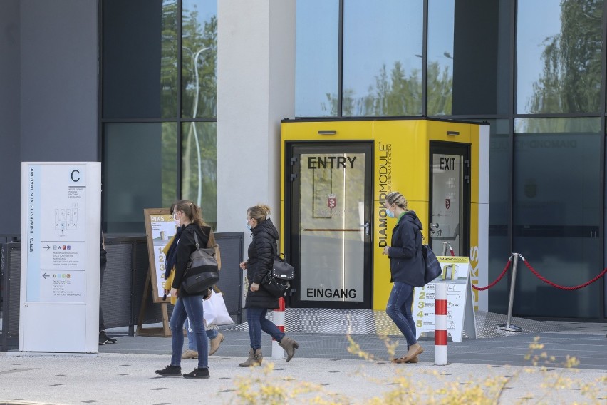 Przed wejściem do Szpitala Uniwersyteckiego w Krakowie stanęła pierwsza w Polsce kabina do dezynfekcji ludzi