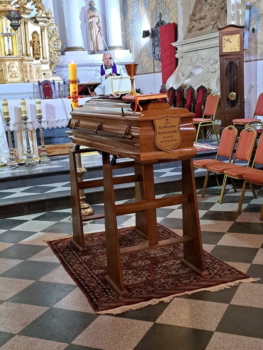 Pogrzeb księdza Mirosława Krzeszewskiego z Soboty. Proboszcza żegnali parafianie