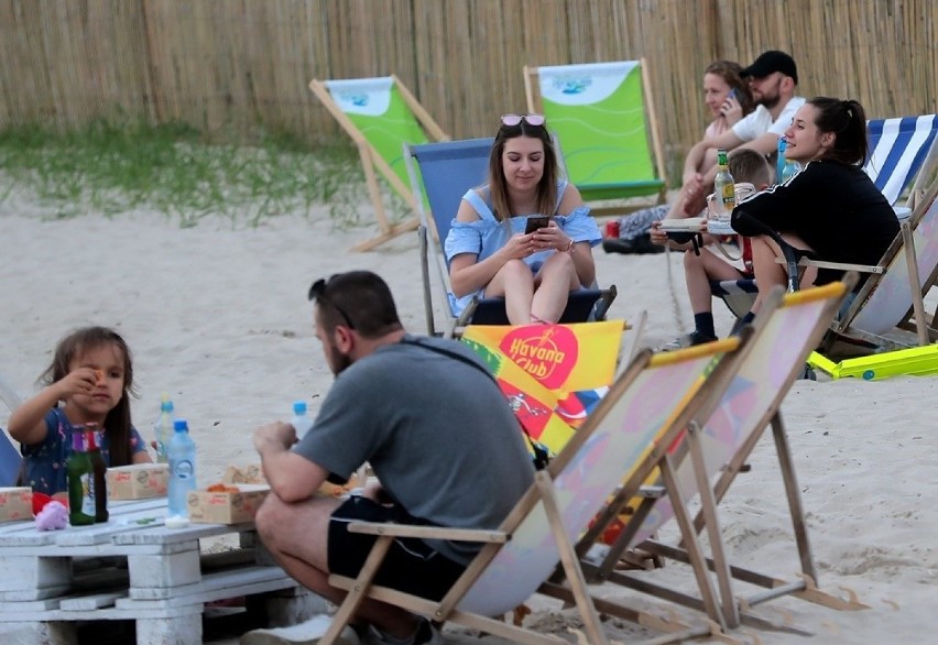 Długi weekend w Szczecinie. Mieszkańcy na plaży na Wyspie Grodzkiej