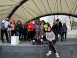 Nordic walking dla seniora ze Śremskim Sportem. Grupa uczestników pokonała pięciokilometrową trasę w kierunku jeziora Grzymysławskiego