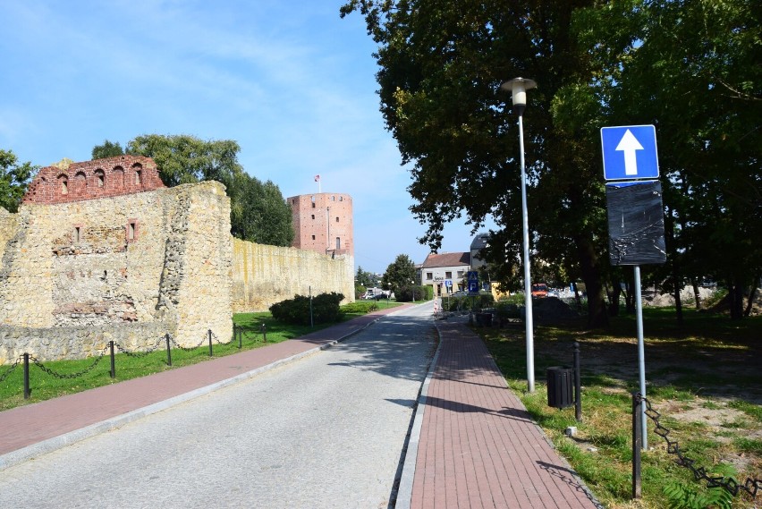 Skrzyżowanie w centrum Wielunia w przebudowie. Kierowcy nagminnie jeżdżą pod prąd Podwalem ZDJĘCIA