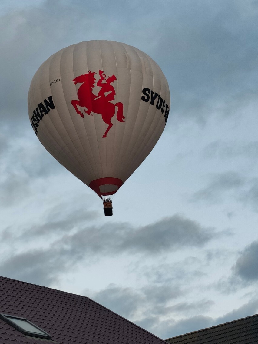 Kto przelatywał nad Kiełpinem tajemniczym balonem? Przez chwilę leciał tuż nad dachami budynków!