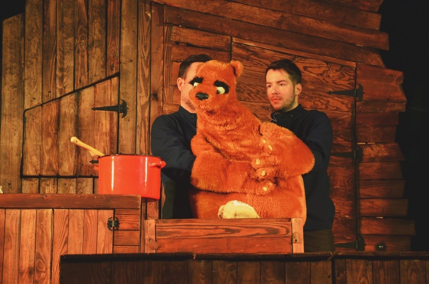 W sali Ośrodka Kultury w Jastrowiu zagrano spektakl  "Masza i Niedźwiedź"