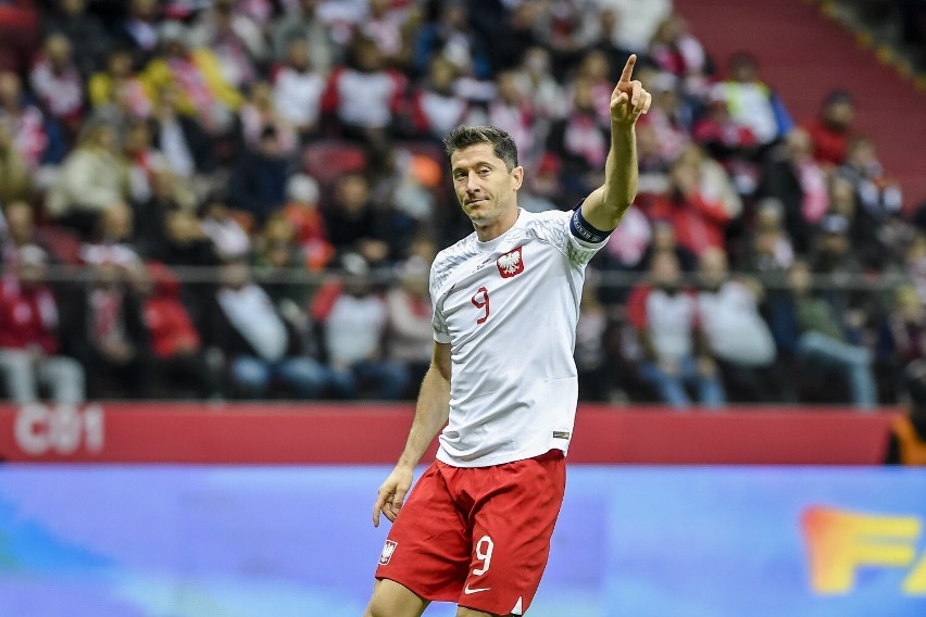 Robert Lewandowski jest kapitanem reprezentacji Polski, gra...