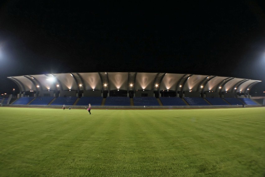 Puławski stadion nocą (zdjęcia)