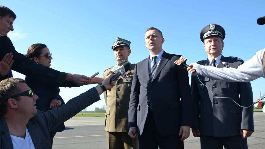Prezydent RP w Malborku. Pożegnanie PKW Orlik 5 i powitanie lotników z Francji