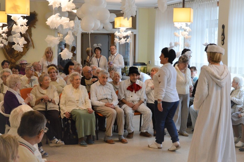 Seniorzy zorganizowali w Gdyni biały bal [ZDJĘCIA]